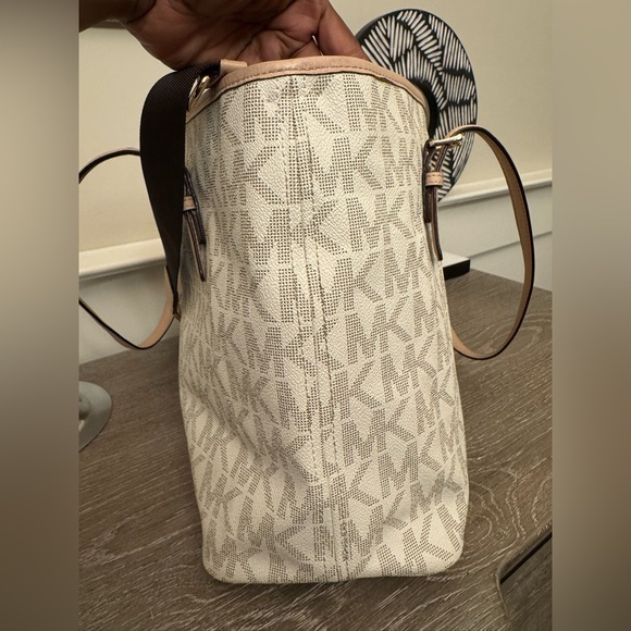 Michael Kors Jet Set Diaper bag/Tote - Picture 14 of 15